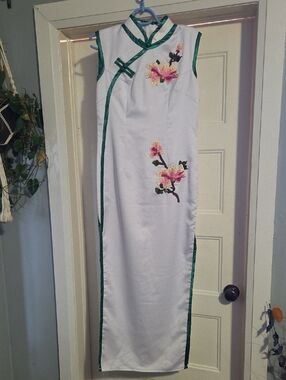 White Satin Mandarin Collar Cheongsam with Green Trim and Floral Embroidery